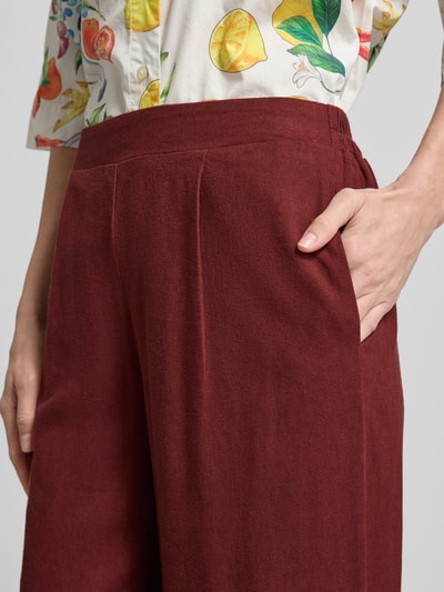 Kobiece model prezentuje Regular Fit Culotte aus Viskose-Leinen-Mix Modell 'MYMILO' von Vero Moda, efekt: jednolity kolor, krój regular fit, ściągacz, wpuszczane kieszenie, wykończenie materiału: cieniowana przędza, mieszanka wiskozy i lnu, zbliżenie na górną część spodni
