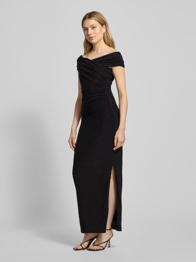 Frauenmodel trägt langes, schwarzes Abendkleid in Wickel-Optik Modell 'Sandy' von Forever New, Material-Mix mit Stretch-Anteil, taillierter Schnitt, Off-Shoulder-Look, Raffungen, Nahtreißverschluss, Ganzkörperansicht von vorne.