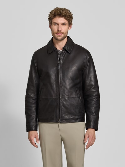 Männermodel trägt schwarze Regular Fit Jacke aus echtem Lammleder Modell 'KELLAN' von Strellson, Herren Lederjacke, Ganzkörperansicht von vorne.