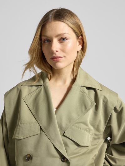 Frauenmodel trägt Jacke mit Reverskragen Modell 'GEZAVO' von ICHI in Regular-Fit mit Zweireiher und Pattentaschen, Nahaufnahme Oberkörper.