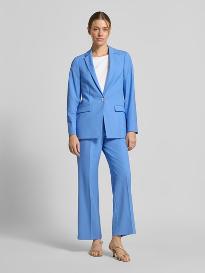 Frauenmodel trägt Regular Fit Blazer aus Viskose-Mix mit Pattentaschen von Comma in Blau, Knopfverschluss, Reverskragen, Ganzkörperansicht von vorne, Regular Fit, Stretch-Anteil, Rückenlänge 71 cm, Brustweite 44 cm, Ärmellänge 63 cm bei Größe 36.
