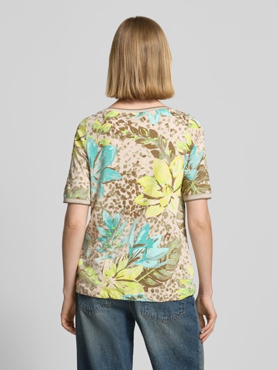 Frauenmodel trägt Damen T-Shirt aus Baumwoll-Modal-Mix im Allover-Look von Betty Barclay, Regular-Fit, Rundhalsausschnitt, Rückenlänge 54 cm, Größe 36, florale Muster in Gelb, Blau, Beige und Braun, Ganzkörperansicht Rückansicht.