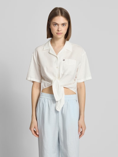 Frauenmodel trägt Regular Fit Leinenbluse aus Leinenmix mit Bindedetail von Tommy Jeans, Optik: Unifarben, Logo-Stitching, V-Ausschnitt, einreihige Knopfleiste, Kurzarm, Cropped, Material: Leinen-Mix, Ganzkörperansicht von vorne.