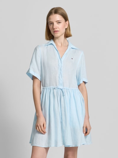 Frauenmodel trägt Ausgestelltes Freizeitkleid aus reinem Leinen von Tommy Hilfiger in Hellblau, Uni-Optik, V-Ausschnitt, Mini-Länge, Nahaufnahme Oberkörper.