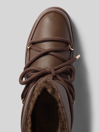Produktfoto, Boots mit Logo-Detail von INUIKII, braunes Leder, Schnür-Detail, grobe Struktur, abgerundete Passform, leicht profilierte Sohle, Absatzhöhe 3 cm, Schafthöhe 15 cm, Schaftweite 15 cm