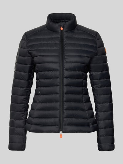 Produktfoto, czarna Slim Fit Steppjacke mit gefüttertem Stehkragen Modell 'Carly' od SAVE THE DUCK, steppowana faktura, krój slim fit, dwukierunkowy zamek, kieszenie na zamek, długość pleców w rozmiarze S: 58 cm, szerokość ramion w rozmiarze S: 40 cm, szerokość klatki piersiowej w rozmiarze S: 48 cm, długość rękawa w rozmiarze S: 62 cm