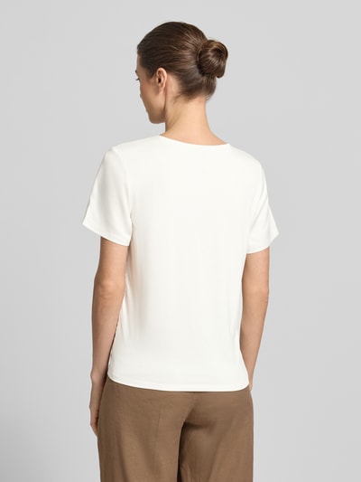 Frauenmodel trägt Regular Fit Bluse aus Satin von Christian Berg Woman Selection, kurzärmelig, Rundhalsausschnitt, Rückenlänge 56 cm, Ganzkörperansicht Rückansicht.