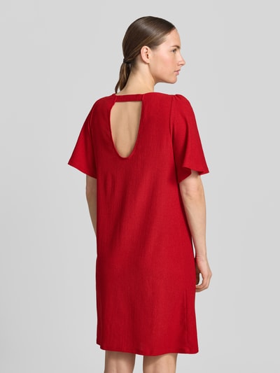 Frauenmodel trägt Knielanges Kleid mit Rundhalsausschnitt von Zero aus rotem Material-Mix mit Stretch-Anteil, gerader Schnitt, Knielänge, Ganzkörperansicht Rückansicht. Rückenlänge bei Größe 36: 91 cm, Brustweite bei Größe 36: 48 cm, Ärmellänge bei Größe 36: 31 cm.