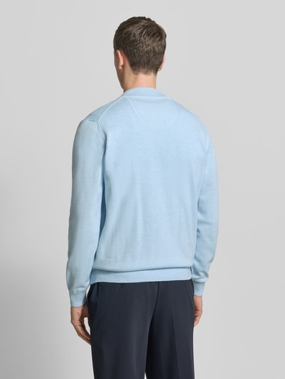 Männermodel trägt Strickjacke mit Reißverschluss von Fynch-Hatton in Hellblau, reine Baumwolle, Regular-Fit, gerippte Abschlüsse, Stehkragen, Eingrifftaschen, Rückenlänge 67 cm, Ärmellänge 69 cm, Label-Stitching, Ganzkörperansicht Rückansicht.