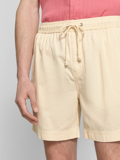 Männermodel trägt Regular Fit Shorts mit elastischem Bund Modell 'SUNFADED' von Gant aus Reine Baumwolle, Nahaufnahme Oberkörper. Herren Shorts mit Tunnelzug, Bundweite 43 cm, Innenbeinlänge 15 cm, helle Farbe, glatte Textur.