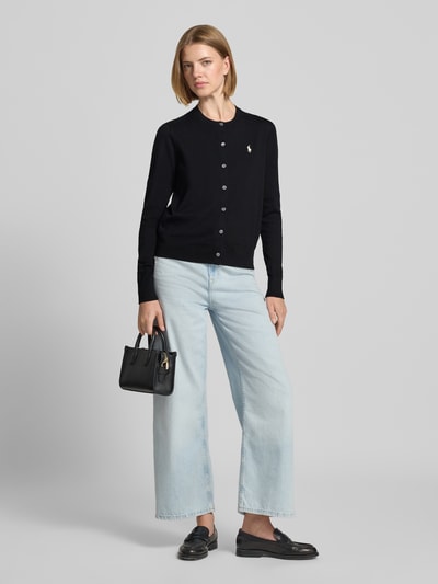 Modelka kobieca nosi Slim Fit Strickjacke aus Baumwoll-Mix von Polo Ralph Lauren w kolorze czarnym, jasnoniebieskie spodnie, widok całej sylwetki z przodu