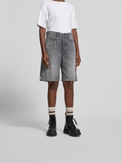 Modelka nosi Relaxed Fit Jeansshorts aus Baumwolle od Diesel, szary denim, pięć kieszeni, efekt zniszczenia, Ganzkörperansicht von vorne.