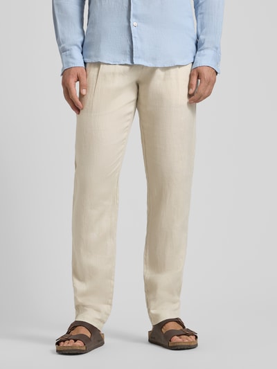 Männermodel trägt Tapered Leinenhose mit Gürtelschlaufen Modell 'OSBY JOGGER' von Marc O'Polo, Optik: Unifarben, Material: Leinen, Bundfalte, seitliche Eingrifftaschen, Knopf und Reißverschluss, Ganzkörperansicht von vorne.