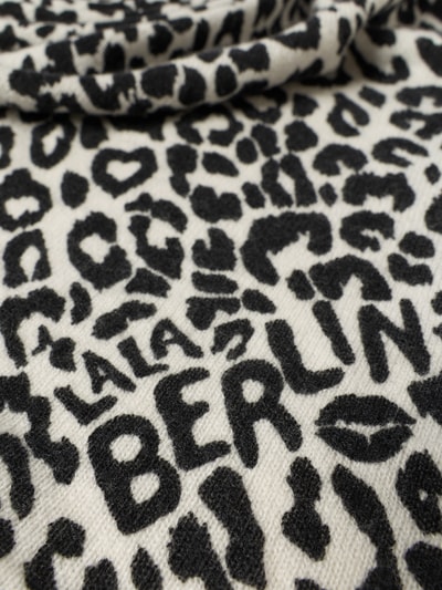 Produktfoto, Kaschmirtuch mit Logo-Stitching von Lala Berlin in Creme mit schwarzem Allover-Animal-Stitching, Strick-Optik, Detailansicht