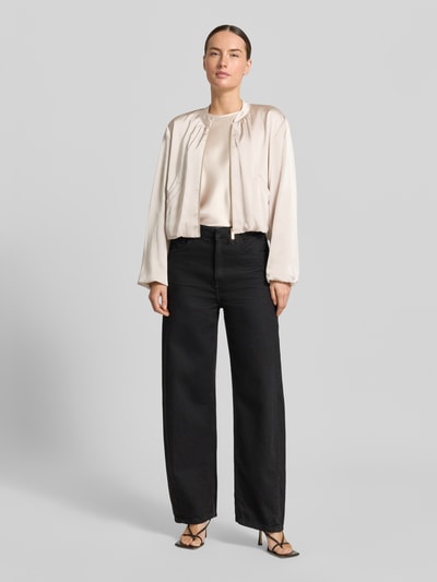 Frauenmodel trägt Regular Fit Blazer aus Satin mit Reißverschluss von Betty Barclay, Stehkragen, Eingrifftaschen, hell, Ganzkörperansicht von vorne. Rückenlänge bei Größe 36: 50 cm, Brustweite: 56 cm, Ärmellänge: 58 cm.