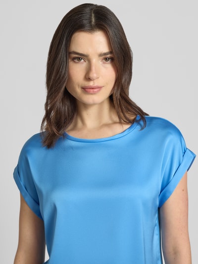 Frauenmodel trägt Damen T-Shirt mit Rundhalsausschnitt Modell 'ELLETTE' von Vila, Viskose-Elasthan-Mix, lockerer Schnitt, Nahaufnahme Oberkörper.