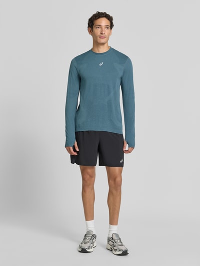 Männermodel trägt Longsleeve mit Logo-Print und Rundhalsausschnitt von ASICS, Blau, glatte Textur, gerader Schnitt, Ganzkörperansicht von vorne. Modell ROAD SEAMLESS, Rückenlänge Größe M: 70 cm.