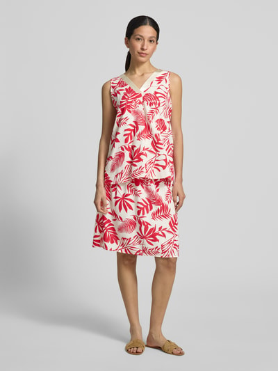Frauenmodel trägt Relaxed Fit Bluse aus Viskose-Mix Modell 'Sueann' von ZABAIONE mit floralem Allover-Print in Rot-Weiß, ärmellos, Ganzkörperansicht von vorne.