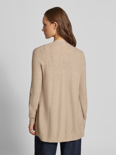Frauenmodel trägt Regular Fit Strickjacke aus Viskose-Mix Modell 'MARY' von ONLY in Beige mit feiner Strickstruktur, Ganzkörperansicht Rückansicht, Damen Strickjacke von ONLY.