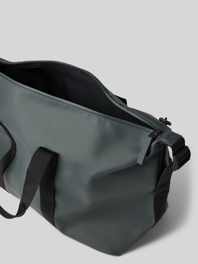 Produktfoto, Weekender mit Label-Prägung Modell 'Hilo' von Rains in Grau, glatte Oberfläche, Reißverschluss, schwarze Henkel, abnehmbarer Schulterriemen, Größe 65x39x24 cm, Schulterriemen 124 cm.
