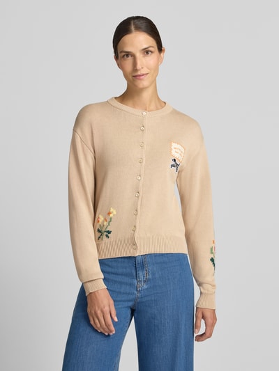 Frauenmodel trägt Regular Fit Strickjacke aus Baumwoll-Mix Modell 'TEIERA' von Weekend Max Mara in Beige mit Blumenmuster, Nahaufnahme Oberkörper, Damen Strickjacke von Max Mara.