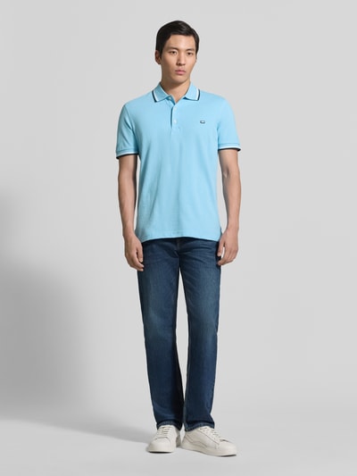 Mannenmodel draagt Regular Fit poloshirt met contraststrepen van Christian Berg Men, puur katoen, knoopsluiting, ruglengte maat M 71 cm, geheel aanzicht voorkant.