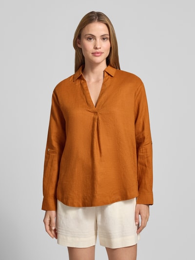 Frauenmodel trägt Regular Fit Leinenbluse mit V-Ausschnitt von Christian Berg Woman in warmem Braun, reine Leinen, Hemdblusenkragen, Rückenlänge 72 cm, Ärmellänge 58 cm, Ganzkörperansicht von vorne.