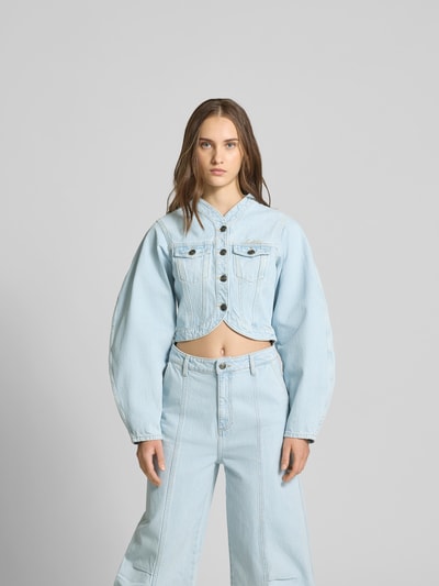ROTATE Cropped Jeansjacke mit Knopfleiste Hellblau 4
