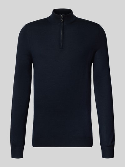 Produktfoto, Slim Fit Strickpullover aus Woll-Mix mit Troyer-Kragen von Christian Berg Men in dunklem Blau, elastische Abschlüsse, glatte Textur