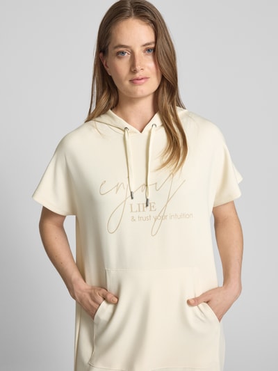 Soyaconcept Sukienka z dzianiny dresowej z kapturem model ‘BANU’ Złamany biały 3