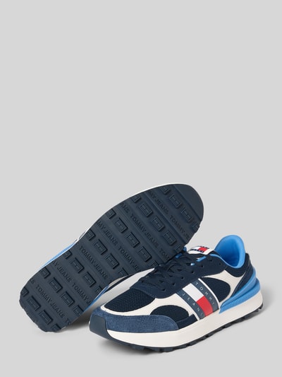 Produktfoto, Low Top Sneaker mit Echtleder-Besatz Modell 'TECHNICAL RUNNER ESS' von Tommy Jeans, wielokolorowy, zaokrąglony nosek, płaski obcas, strukturalna podeszwa, gładka skóra, zamsz, prawdziwa skóra, sznurowane, napis z logo