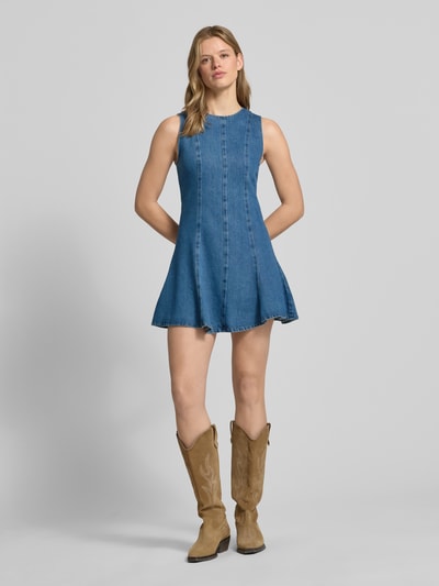 Frauenmodel trägt Jeanskleid mit Rundhalsausschnitt Modell 'LENA' von Topshop aus Baumwoll-Lyocell-Mix, taillierter Schnitt, Minikleid, Ganzkörperansicht von vorne.
