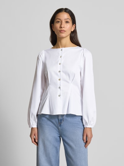 Frauenmodel trägt Taillierte Bluse mit Rundhalsausschnitt von Rich & Royal aus reiner Baumwolle, weiß, Knopfleiste, Ganzkörperansicht von vorne.