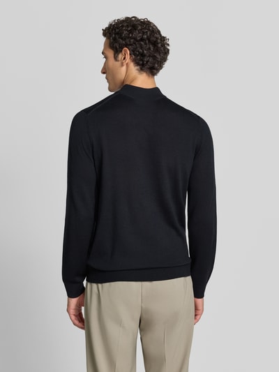 Männermodel trägt Regular Fit Turtleneck aus Woll-Mix von Christian Berg Men in Schwarz, gerippte Abschlüsse, Rückansicht, Ganzkörperansicht.