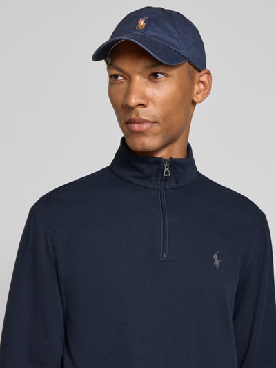 Männermodel trägt Regular Fit Sweatshirt aus Baumwoll-Mix von Polo Ralph Lauren in Dunkelblau mit feiner Struktur, Nahaufnahme Oberkörper. Herren Sweatshirt von Polo Ralph Lauren
