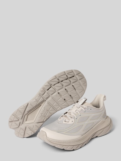 Produktfoto, Sneaker mit Logo-Detail Modell 'Remastered' von HOKA in Beige mit abgerundeter Passform und profilierter Sohle, glatte und strukturierte Texturen, Absatzhöhe 4 cm, Schafthöhe 7 cm, Schaftweite 9 cm