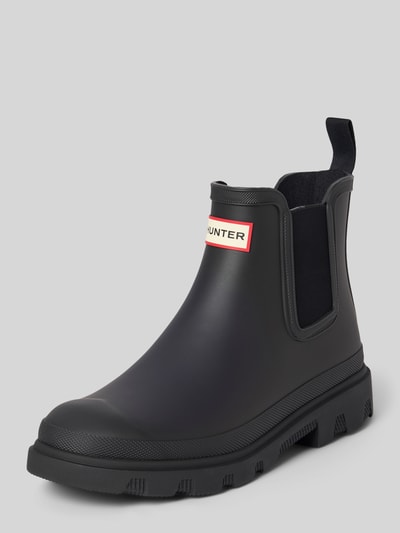 Produktfoto, Stiefeletten mit Label-Patch von Hunter in Schwarz mit abgerundeter Passform, strukturierte Sohle, Blockabsatz, Damenschuh