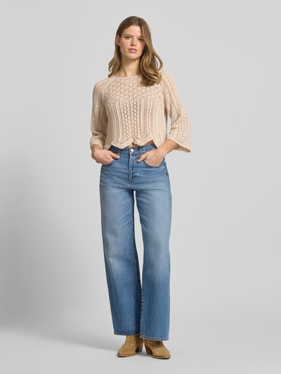 Frauenmodel trägt Cropped Pullover aus Baumwoll-Mix Modell 'NOLA' von Only, unifarben, grob gestrickt, Regular Fit, Nahaufnahme Oberkörper.