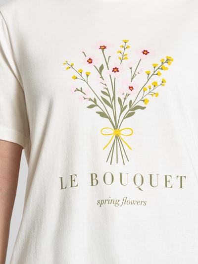 Frauenmodel trägt Damen T-Shirt mit Motiv-Print Modell 'SYBIL' von Vila in Creme, Reine Baumwolle, Gerader-Schnitt, Nahaufnahme Oberkörper.