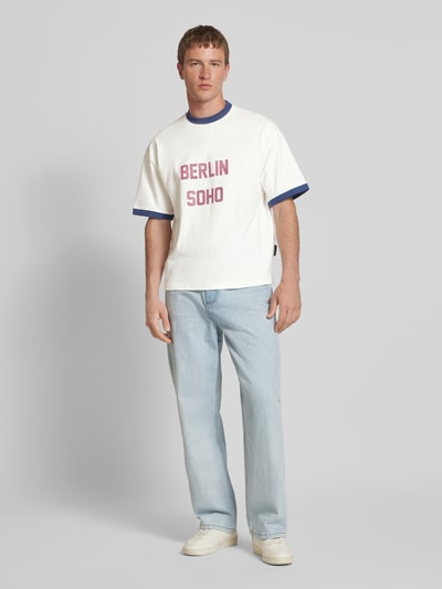 PROHIBITED T-Shirt mit Label-Print Modell 'SoHo' Offwhite 1