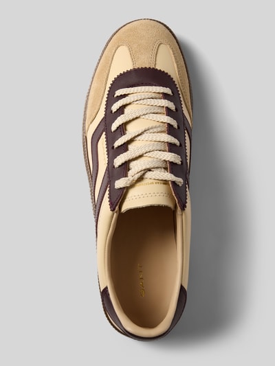 Produktfoto, Sneaker aus echtem Leder Modell 'Cuzima' von GANT in Creme und Dunkelbraun mit sichtbarer Textur auf hellem Hintergrund, Damen Sneaker von GANT