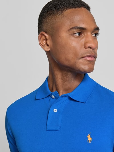 Männermodel trägt Slim Fit Poloshirt aus reiner Baumwolle von Polo Ralph Lauren, Optik: Unifarben, Logo-Stitching, Polokragen, Nahaufnahme Oberkörper.
