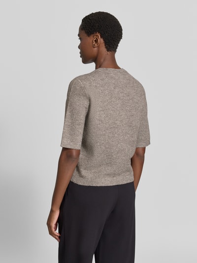 Männermodel trägt Regular Fit kardigan w imitacji dzianiny Model 'Iga' od VILA, elastyczna mieszanka materiałów, Rękaw o dł. 1/2, listwa guzikowa, Długość tyłu w rozmiarze S: 50 cm, Długość rękawów w rozmiarze S: 32 cm, widok całej sylwetki z tyłu.