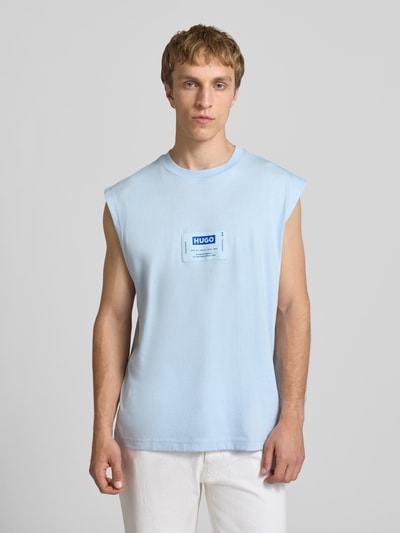 Männermodel trägt Regular Fit Tank Top aus reiner Baumwolle Modell 'NURAZAK' von Hugo Blue, Optik: Unifarben, Label-Patch, Rundhals, breite Träger, Jersey-Material, Ganzkörperansicht von vorne.