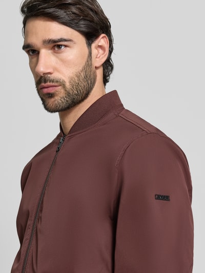Männermodel trägt Regular Fit Jacke mit Stehkragen Modell 'Rapid' von CINQUE in Dunkelrot, glatte Struktur, Nahaufnahme Oberkörper. Rückenlänge 69 cm, Schulterbreite 46 cm, Brustweite 55 cm, Ärmellänge 70 cm, elastische Abschlüsse, Zweiwege-Reißverschluss.