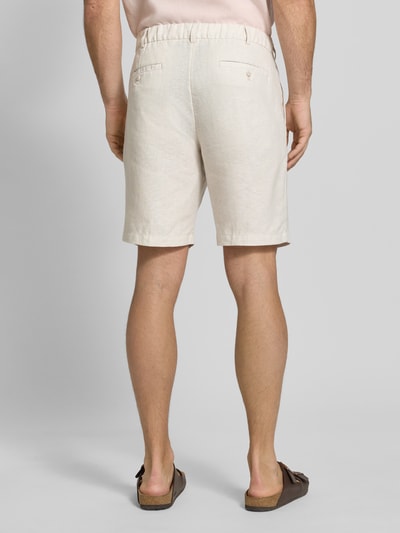 Männermodel trägt Bermudas aus reinem Leinen von JAKE*S STUDIO MEN in Beige mit teilelastischem Bund und Gesäßtaschen, Ganzkörperansicht Rückansicht.