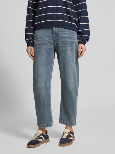 Frauenmodel trägt Barrel Jeans mit Eingrifftaschen von Buena Vista, blauer Baumwoll-Mix mit Stretch, lockerer Schnitt, Nahaufnahme Vorderansicht.