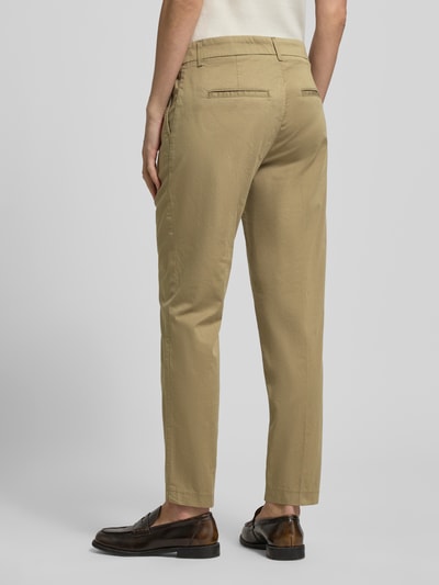 Vrouwenmodel draagt Hose in verkürzter Passform Modell 'MARON' van Brax, beige katoenmix met lyocell, verkorte fit, detailopname achteraan.