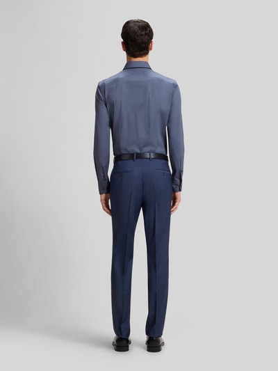 Männermodel trägt Slim Fit Businesshemd aus Baumwoll-Mix Modell 'H-HANK-KENT' von BOSS, Optik: Unifarben, Ganzkörperansicht Rückansicht.