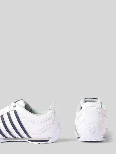 Produktfoto, Sneakersy ze skóry z detalami z logo model 'Arvee 1.5' od K-SWISS, powlekana skóra, zaokrąglony kształt, wyprofilowana podeszwa, wiązanie, wysokość obcasa w rozmiarze 44: 1 cm, wysokość cholewki w rozmiarze 44: 9 cm, szerokość w rozmiarze 44: 9 cm